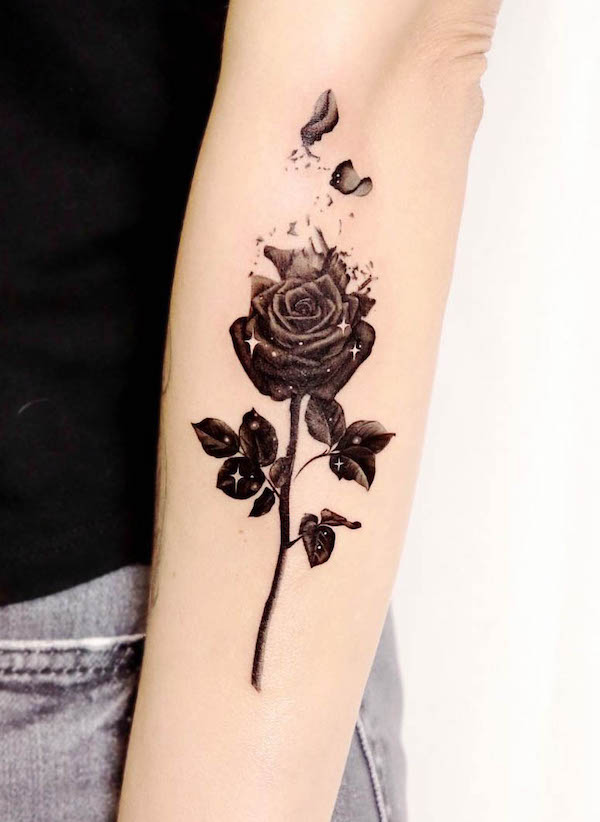 Tatuaggio sull'avambraccio con rosa nera scintillante di @peria_tattoo