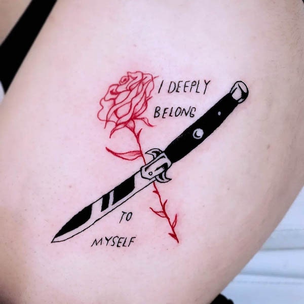 Tatuaggio con citazione di amore per la rosa di @katfaztattoo