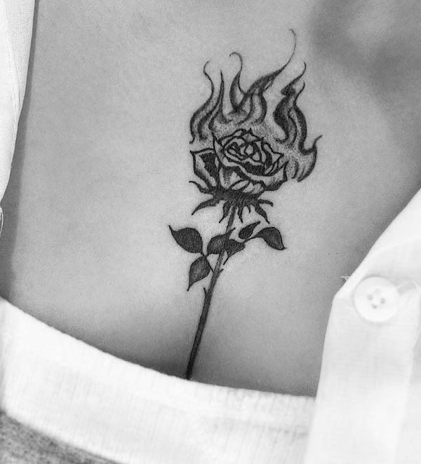 Tatuaggio Rose on fire di @xrx.tattoo