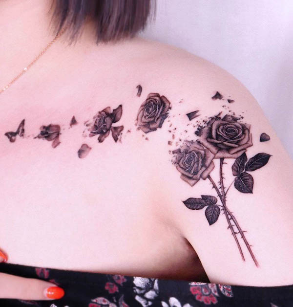 Tatuaggio creativo della rosa della trasformazione di @peria_tattoo