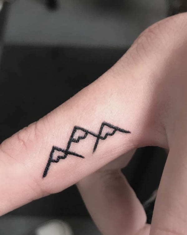 Tatuaggio con le dita di Triangle mountains di @wraithtattoos