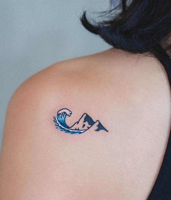 Piccolo e semplice tatuaggio con onde e montagna di @bongkee_