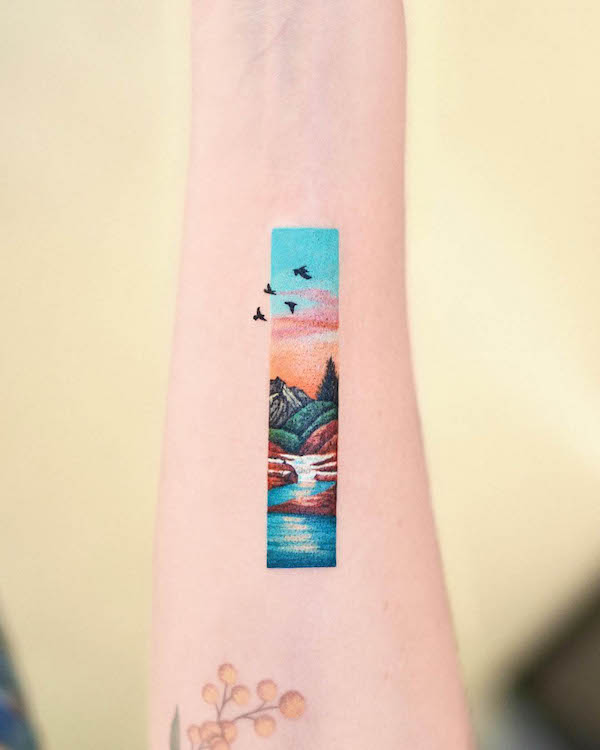 Tatuaggio con uccelli e strisce di montagna di @tattooist_mul