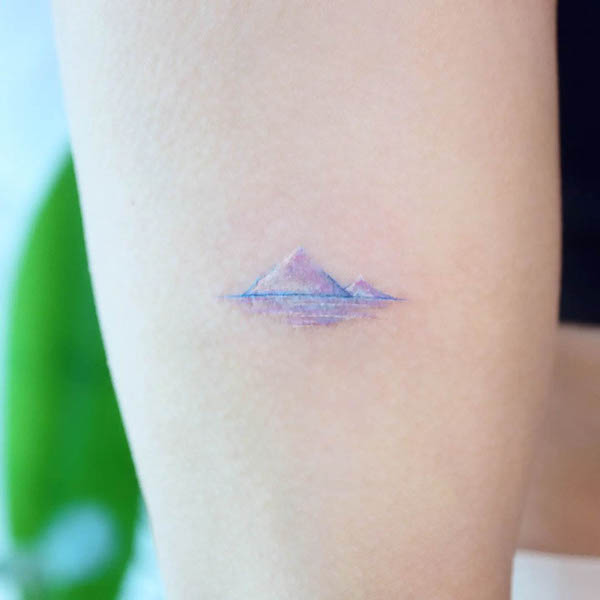 Delicato tatuaggio di montagna colorata di @tattooist_namoo