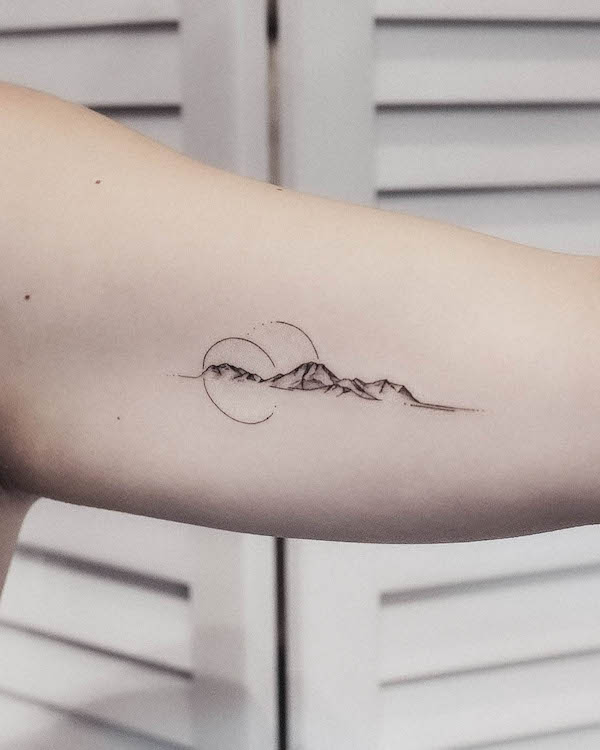 Tatuaggio semplice del bicipite di montagna di @tavi_tattoo
