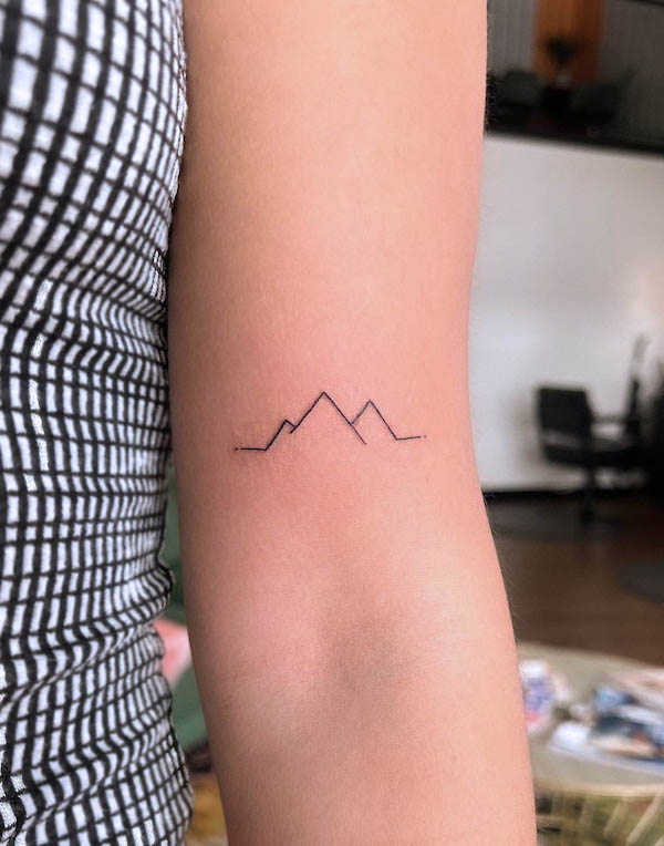 Tatuaggio minimalista del braccio di montagna di @kwaycreative