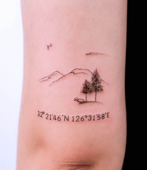 Montagna e coordinate tatuate da @tattooist_usol