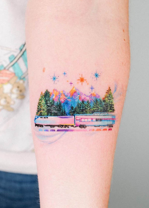 Adorabile tatuaggio con treno e montagna di @guseul_tattoo