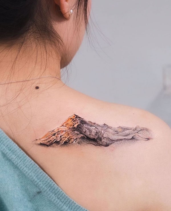 Tatuaggio di montagna in grassetto sulla spalla di @goldeniron_tattoos_toronto