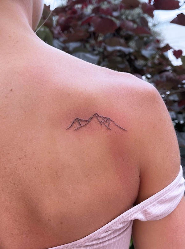 Semplice tatuaggio di montagna sulla scapola di @michaela_mb_art