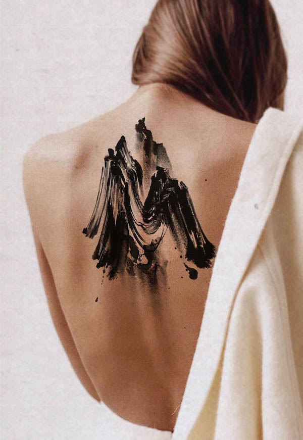 Audace e bellissimo tatuaggio astratto della schiena di @tattooist_soma