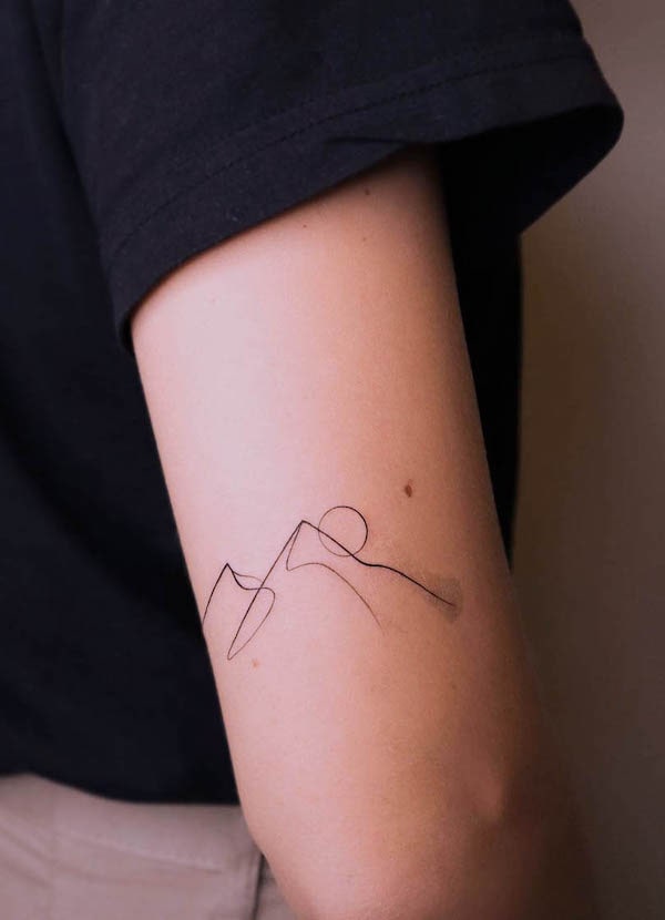 Tatuaggio semplice con sole e montagna di @janapadar