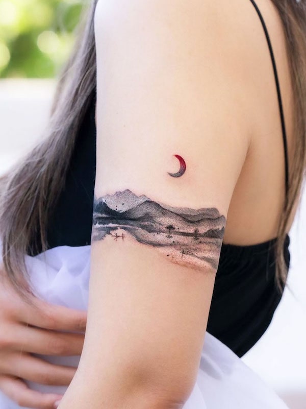Tatuaggio con fascia da braccio di montagna orientale di @nicole_inkart