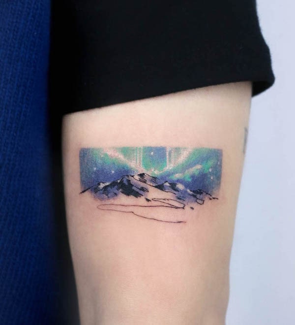 Tatuaggio Aurora boreale e montagna di @soyoon_tt