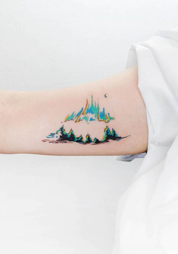 Tatuaggio del bicipite di montagna di @tattooist_baran_