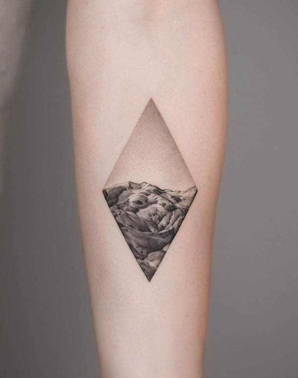 Tatuaggio con diamante del Monte Rosa di @philipppfohl