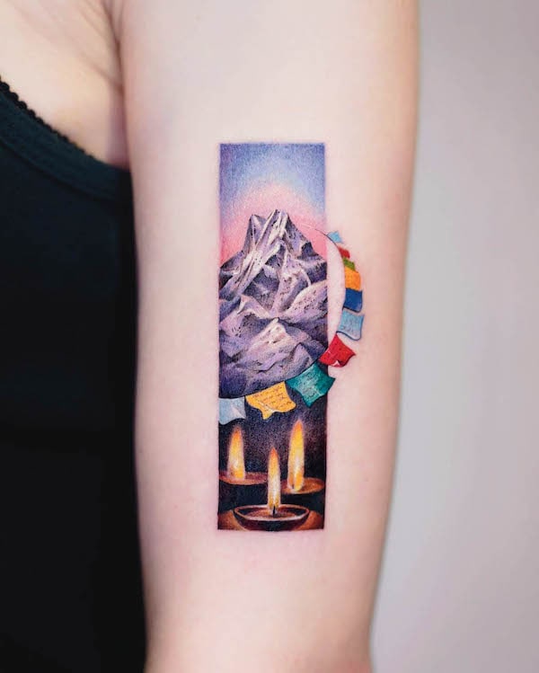 Tatuaggio della montagna con preghiera tibetana di @ornot_tattoo
