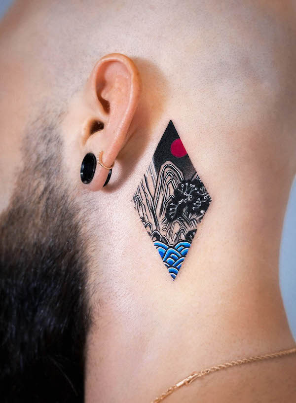 Tatuaggio orientale di montagna dietro l'orecchio da @e.nal_.tattoo