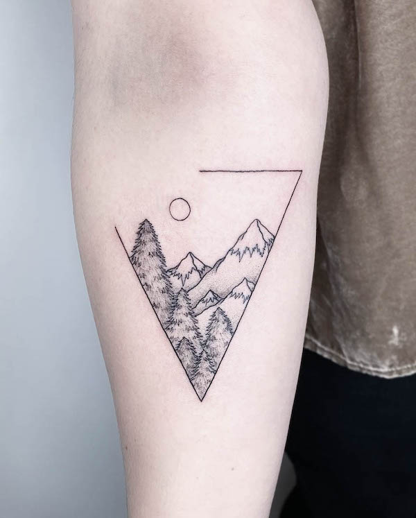 Tatuaggio semplice di montagna nera e grigia di @noelle_adrienne