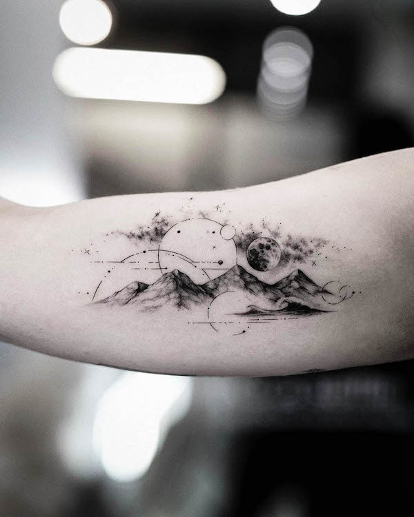 Tatuaggio di montagna in realismo geometrico di @bartektattoo