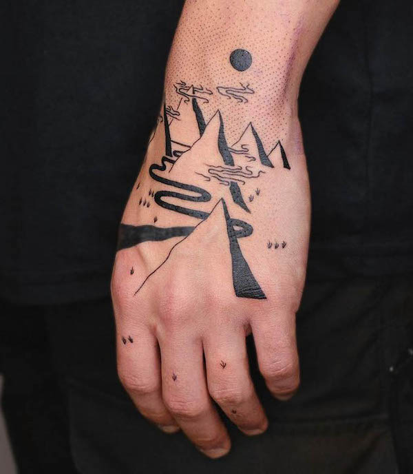 Intricato tatuaggio a mano di montagna di @zik_tats