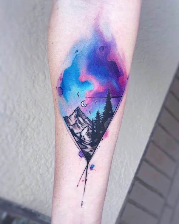 Tatuaggio acquerellato con cielo notturno di montagna di @ginafote