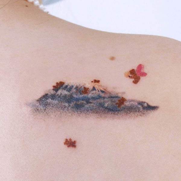 Tatuaggio di paesaggio montano di @baekkya_tt