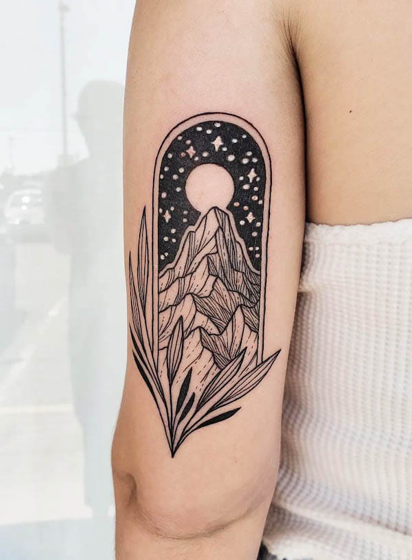 Montagna fuori dalla finestra tatuaggio di @lizzydaltontattoo