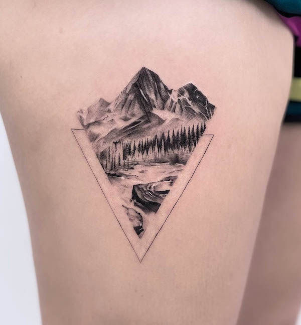 Tatuaggio geometrico di montagna sulla coscia di @june_alison