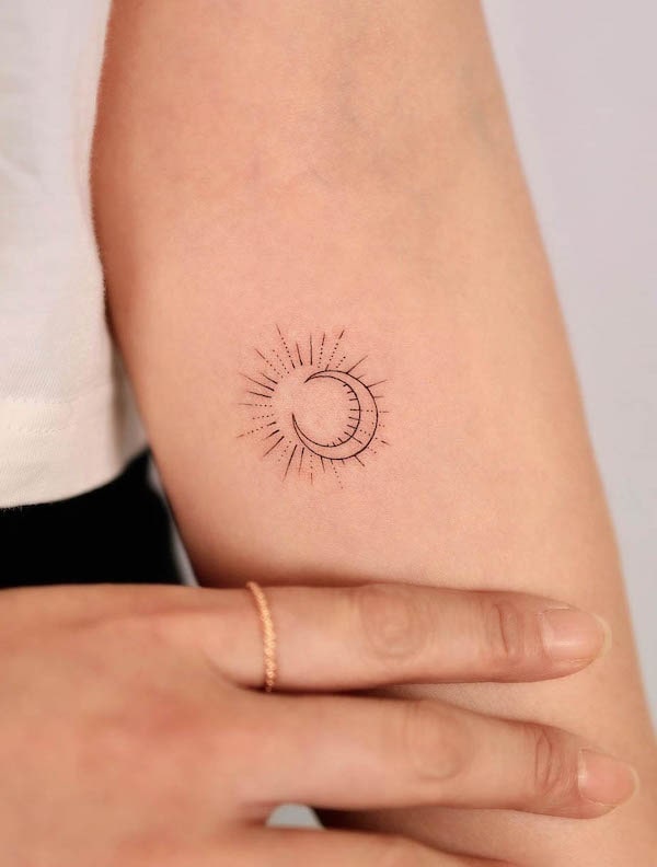 tatuaggio del sole di @tattooist_gaon