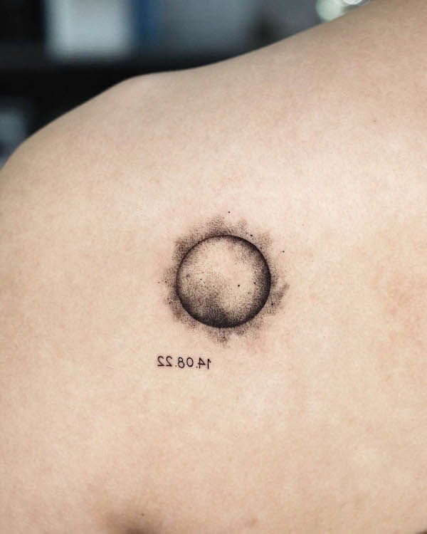 Piccolo sole tatuaggio sulla spalla da @sun_t_tt
