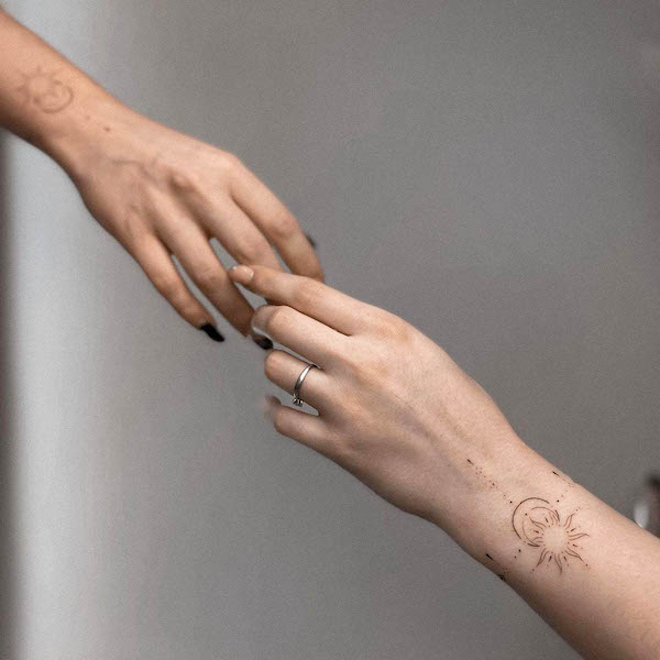 Tatuaggi abbinati di sole e luna di @aysmonttattooing