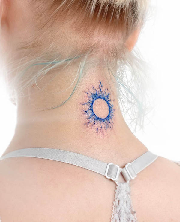Il tatuaggio del sole blu di @uzotattoo