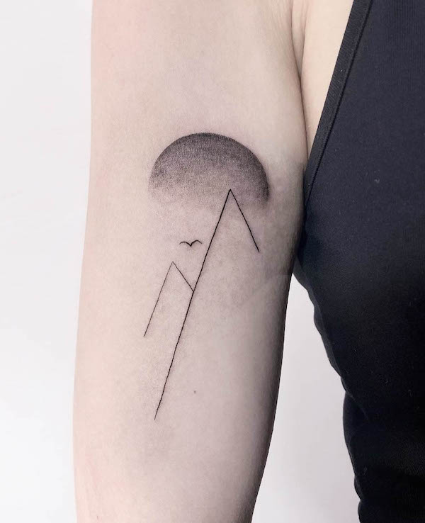 Tatuaggio semplice con montagne e sole di @justjoe_ink