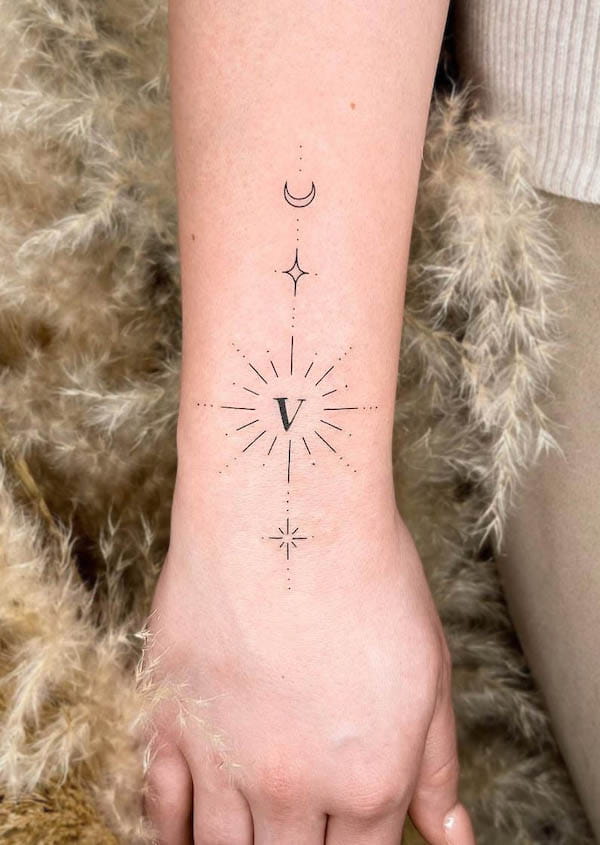 Tatuaggio di @ladnie.ink_ con iniziale e sole