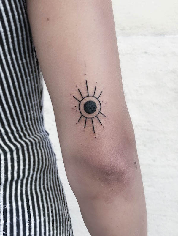 Tatuaggio del sole Blackwork di @dnart.deb