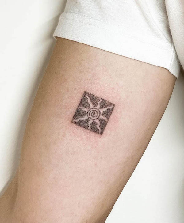 Tatuaggio con sole quadrato di @yunadodot