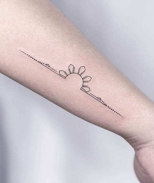 Tatuaggio del sole geometrico di @lazybones_tattoo