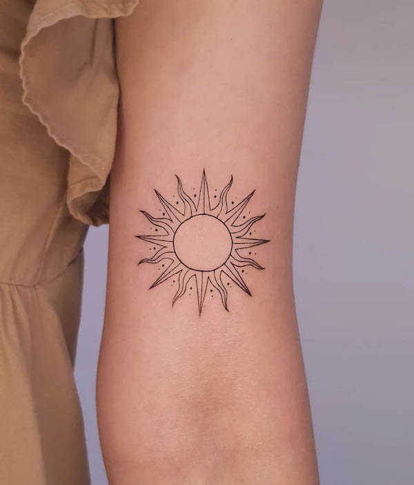 Semplice tatuaggio del sole sul braccio di @gytamara_tattoo