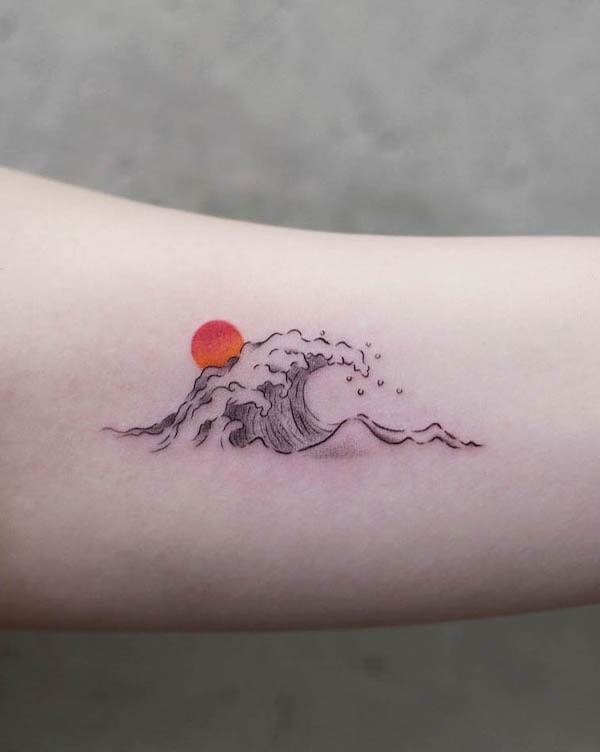Tatuaggio con sole e onde di @inkflow_akiwong