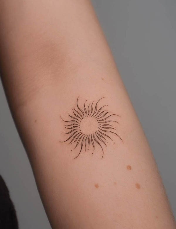 Tatuaggio carino del sole curvy di @janapadar