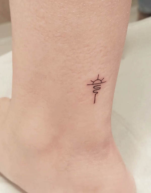 tatuaggio sole di @zin.tattooart