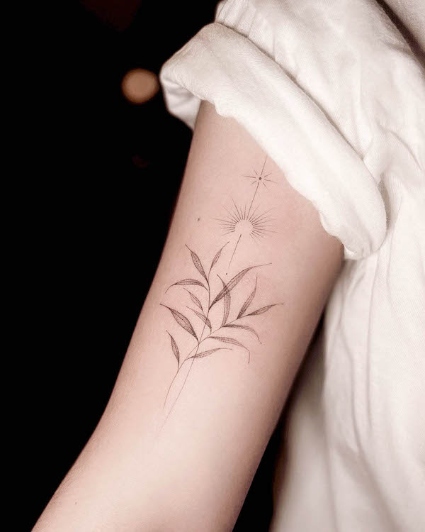 Tatuaggio del sole botanico di @dudutattooist