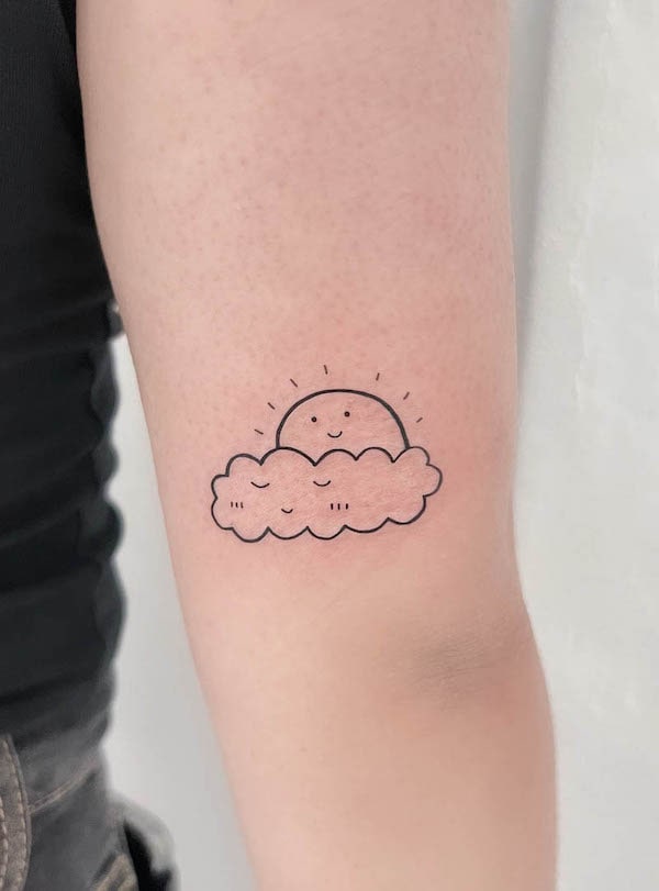 Tatuaggio carino con nuvola e sole di @ggul.tattoo