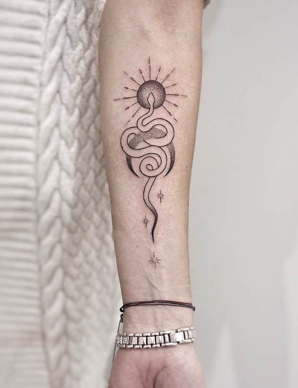 Tatuaggio con serpente nero e grigio e sole di @ileprocentduszy
