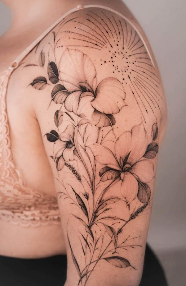 Tatuaggio a manica intera con sole floreale di @lasstattoo
