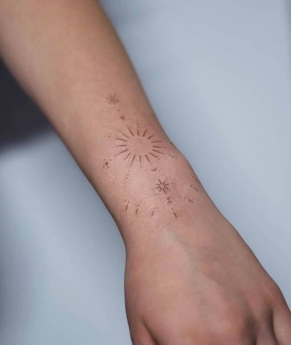 Tatuaggio ornamentale Dainty Sun di @ink.ing