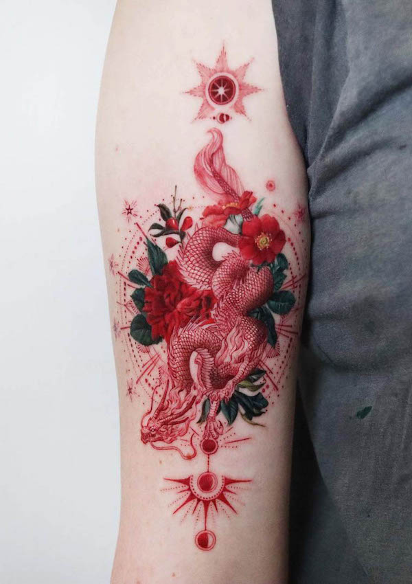 Tatuaggio con drago e sole di @eunb.tt