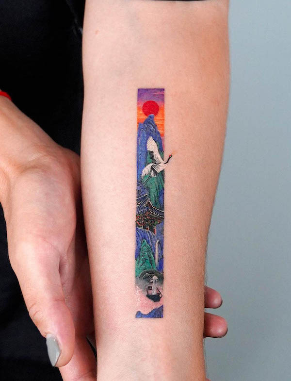Tatuaggio solare con gru e paesaggio di @tattooist_eq