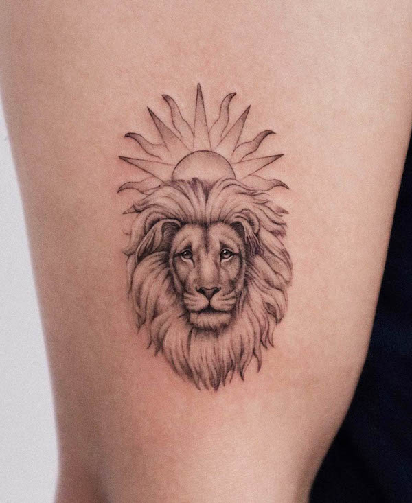 Tatuaggio di leone e sole di @tatuatore_jaeo